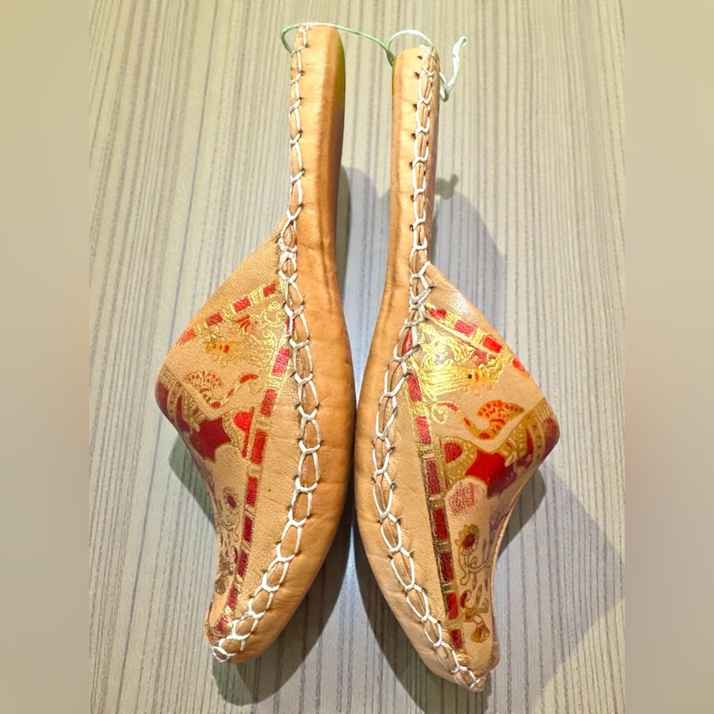 Pharaonic Egyptian Handmade Leather Slippers. Tooled Metallic Nefertiti Design - Picture 7 of 14